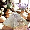 Piramide Orgone met Bergkristal puntjes