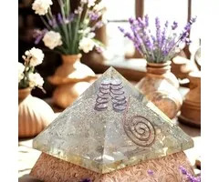 Piramide Orgone met Bergkristal puntjes