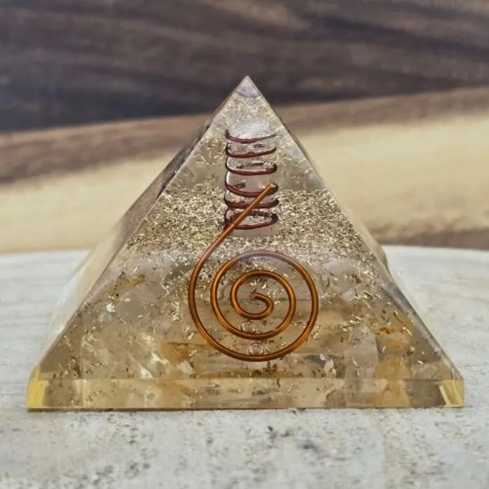 Piramide Orgone met Bergkristal puntjes