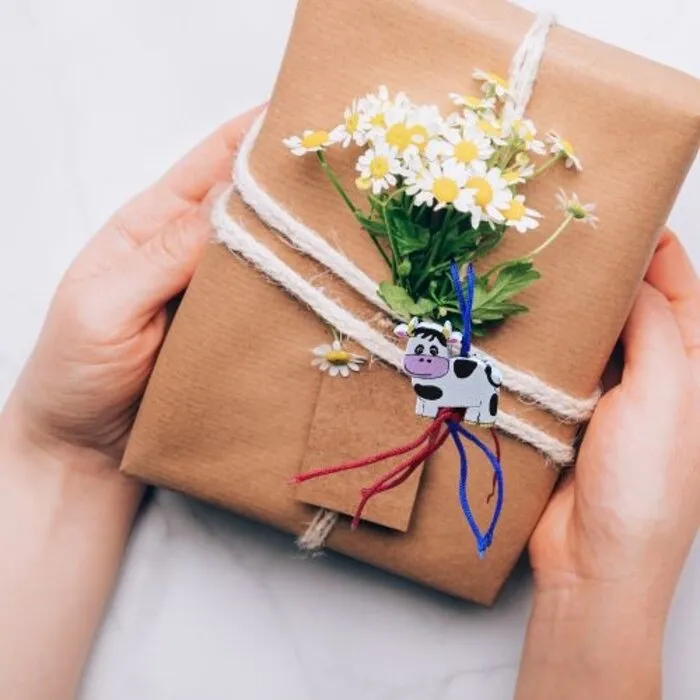 Houten Koe Gelukshanger Set (10 stuks) – Schattige Mini Koe Hangertjes van Hout