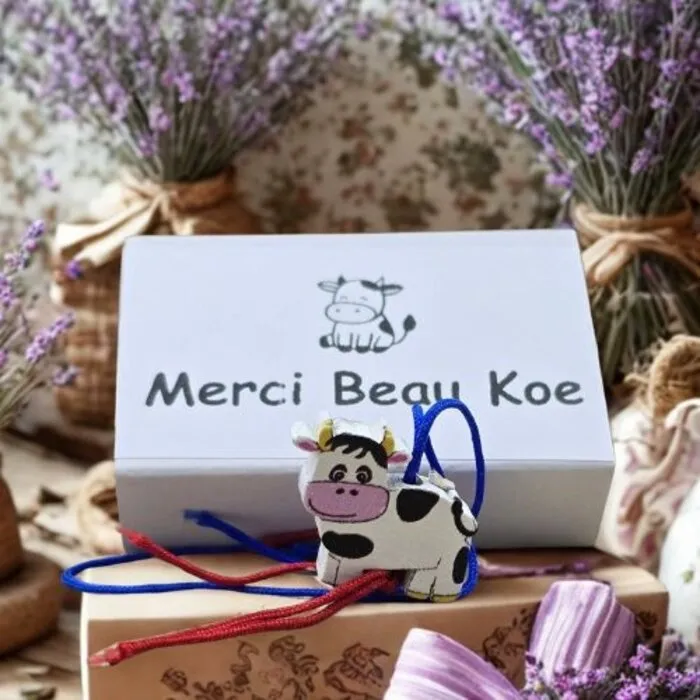 Wensdoosje “Merci Beau Koe” met Houten Gelukshangertje Koe