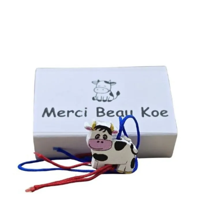 Wensdoosje “Merci Beau Koe” met Houten Gelukshangertje Koe