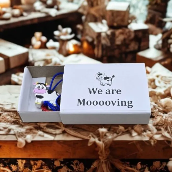 “We Are Mooooving” Wensdoosje met Houten Koe Gelukshangertje