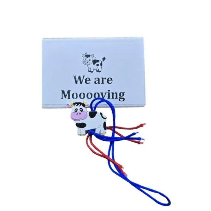 “We Are Mooooving” Wensdoosje met Houten Koe Gelukshangertje