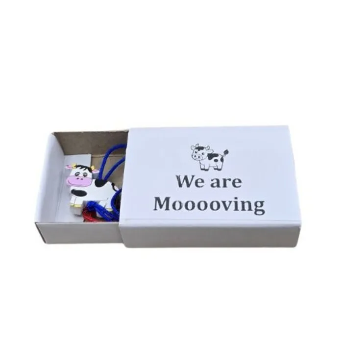 “We Are Mooooving” Wensdoosje met Houten Koe Gelukshangertje