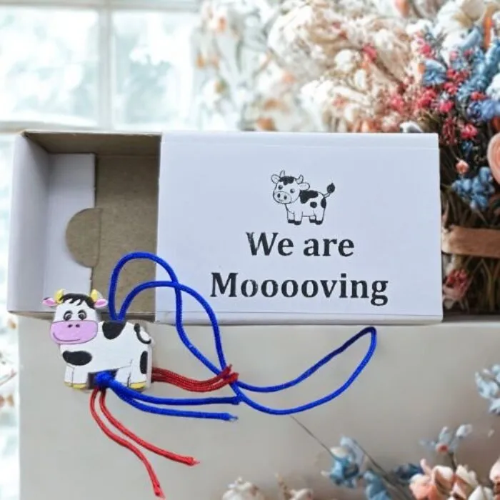 “We Are Mooooving” Wensdoosje met Houten Koe Gelukshangertje