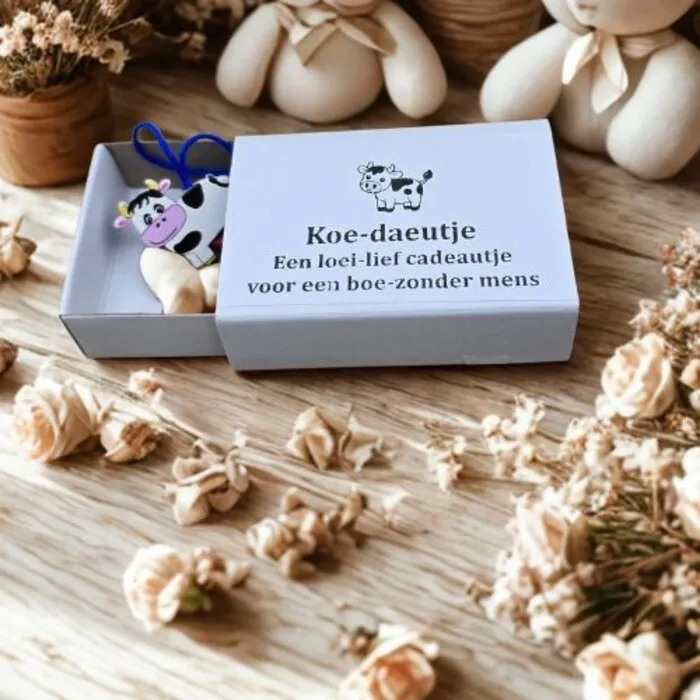“Koe-daeutje” Wensdoosje met Houten Koe Gelukshangertje
