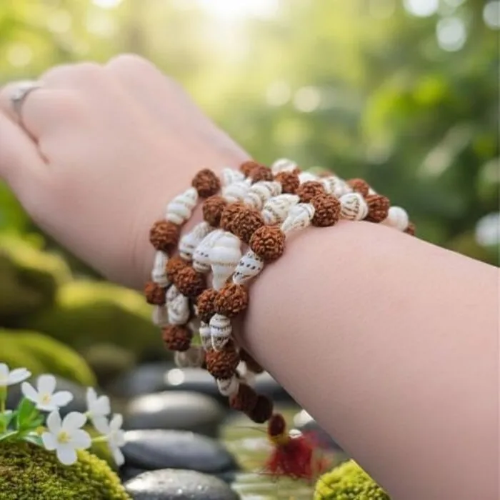 Mala rudraksha en schelpjes
