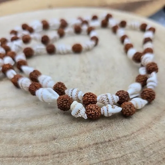 Mala rudraksha en schelpjes