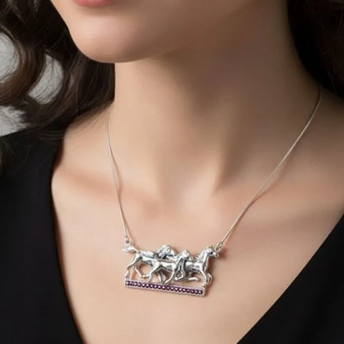Collier met paarden met robijn edelsteentjes