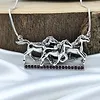 Collier met paarden met robijn edelsteentjes