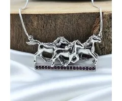 Collier met paarden met robijn edelsteentjes