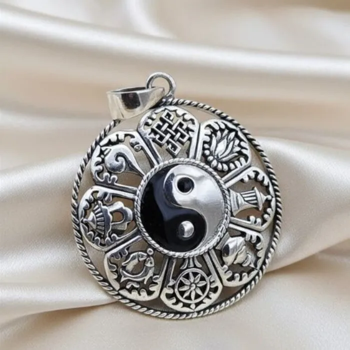 Yin Yang Hanger met 8 Tibetaanse Voorspoed Symbolen – 925 Sterling Zilver