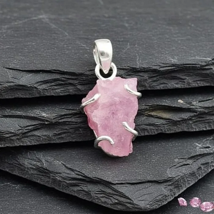 Zilveren Hanger met Ruwe Rozenkwarts – Handgemaakt 925 Sterling Silver