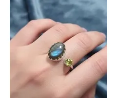 Ring zilver blauwe labradoriet  met peridoot maat 7