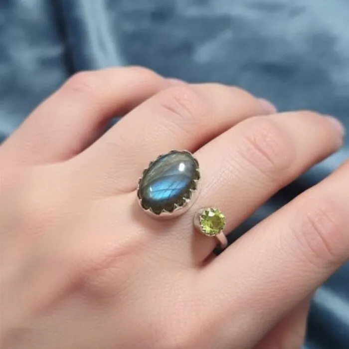 Ring zilver blauwe labradoriet  met peridoot maat 7