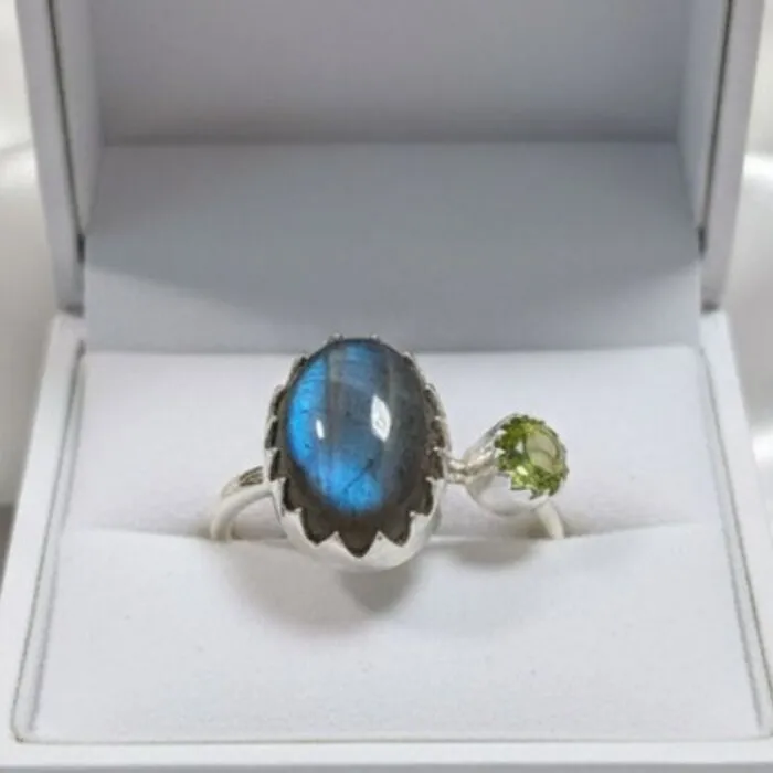 Ring zilver blauwe labradoriet  met peridoot maat 7