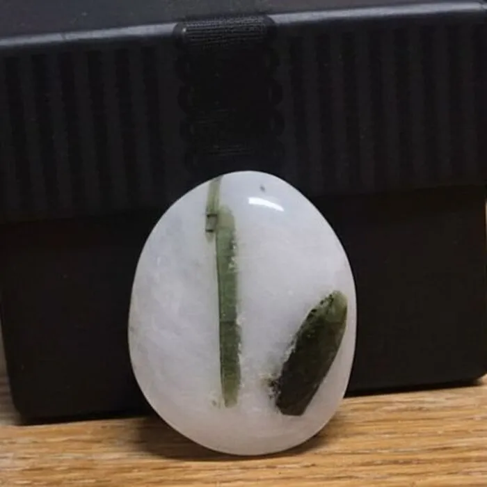Unieke Toermalijn groen in kwarts cabochon