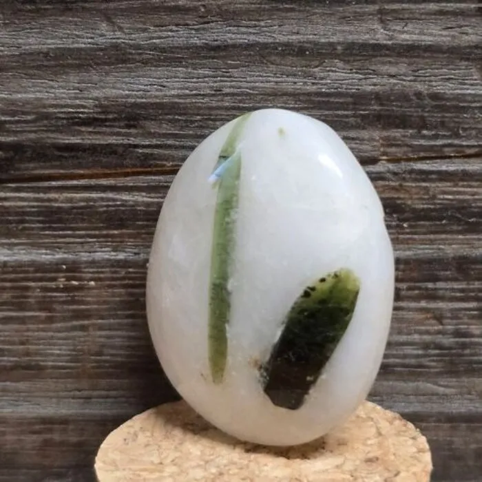 Unieke Toermalijn groen in kwarts cabochon