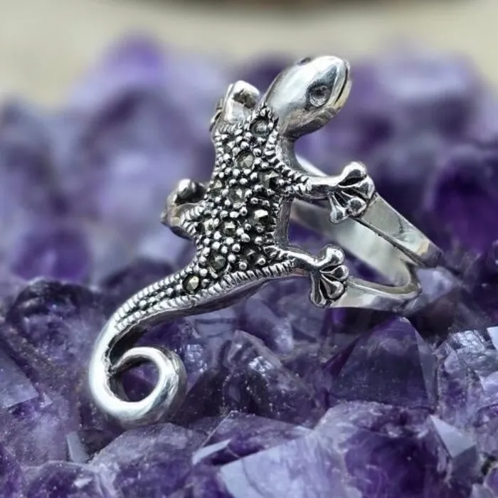 Zilveren ring met een gecko Maat 5,5