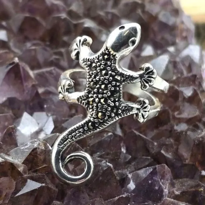 Zilveren ring met een gecko Maat 5,5