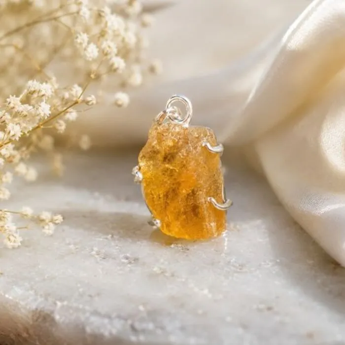 Ruwe Oranje Toermalijn Hanger – Natuurlijke Edelsteen in Zilverkleurige Zetting