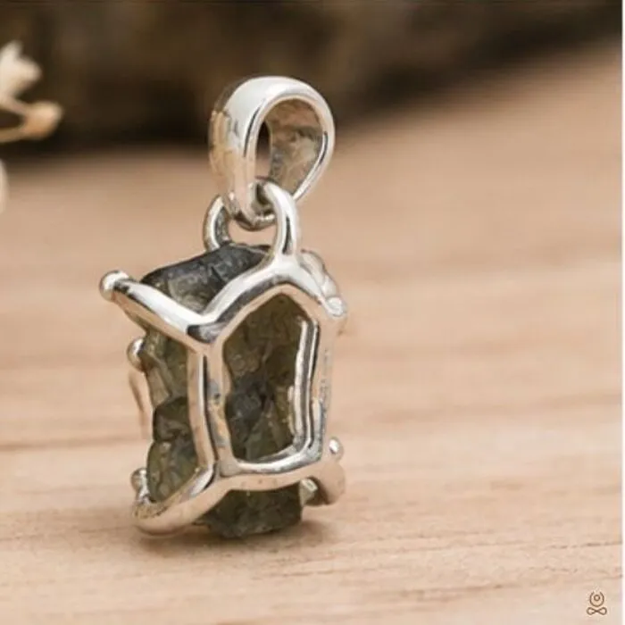 Zilveren hanger met ruwe Moldaviet – 925 sterling zilver – Uniek exemplaar