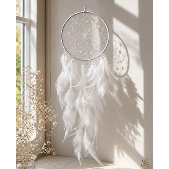 Dromenvanger licht lila met kristalkraaltjes en witte veren – 60 cm