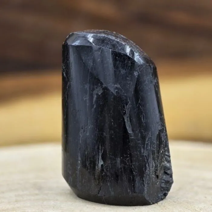 Zwarte Toermalijn Edelsteen Geslepen – 192 gram – 6,5 cm – Uniek Rechtopstaand Exemplaar
