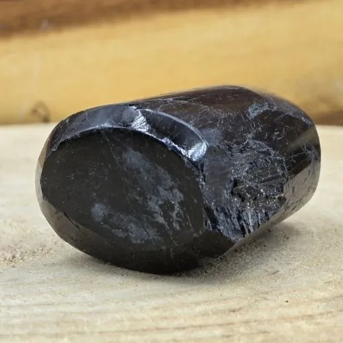Zwarte Toermalijn Edelsteen Geslepen – 192 gram – 6,5 cm – Uniek Rechtopstaand Exemplaar
