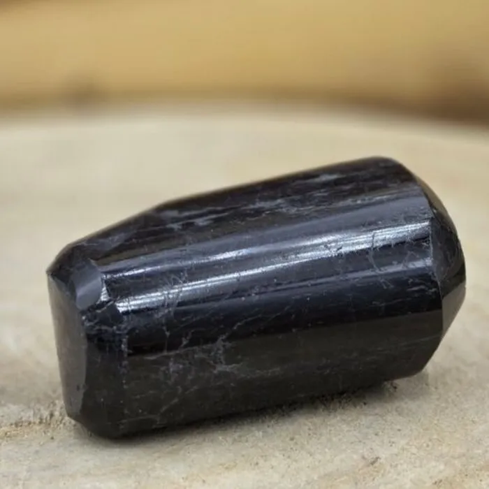 Zwarte Toermalijn Edelsteen Geslepen – 192 gram – 6,5 cm – Uniek Rechtopstaand Exemplaar