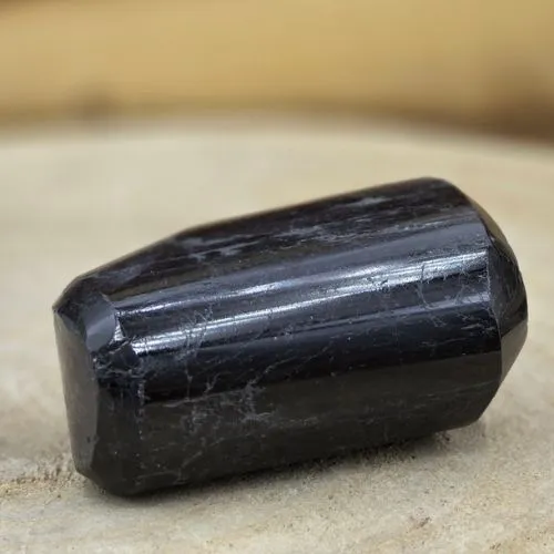 Zwarte Toermalijn Edelsteen Geslepen – 192 gram – 6,5 cm – Uniek Rechtopstaand Exemplaar