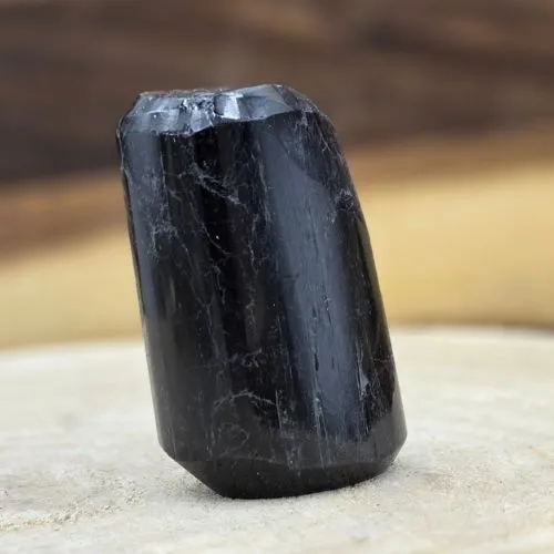 Zwarte Toermalijn Edelsteen Geslepen – 192 gram – 6,5 cm – Uniek Rechtopstaand Exemplaar