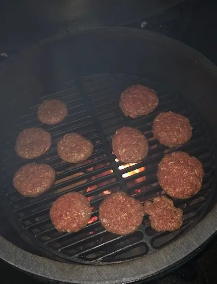 Zelfgemaakte hamburgers van de Green Egg Zelfgemaakte hamburgers van de Green Egg