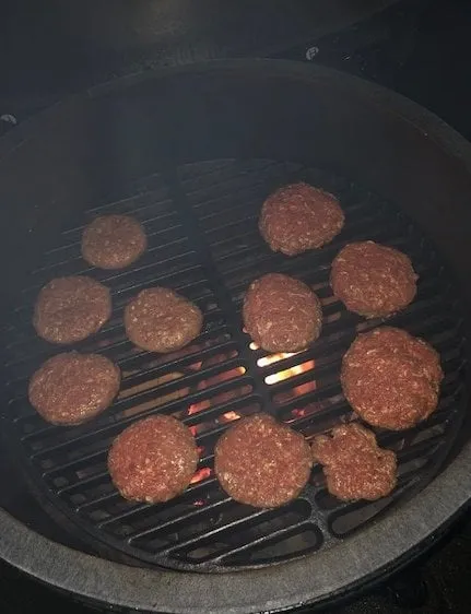 Hausgemachte Burger aus dem Green Egg