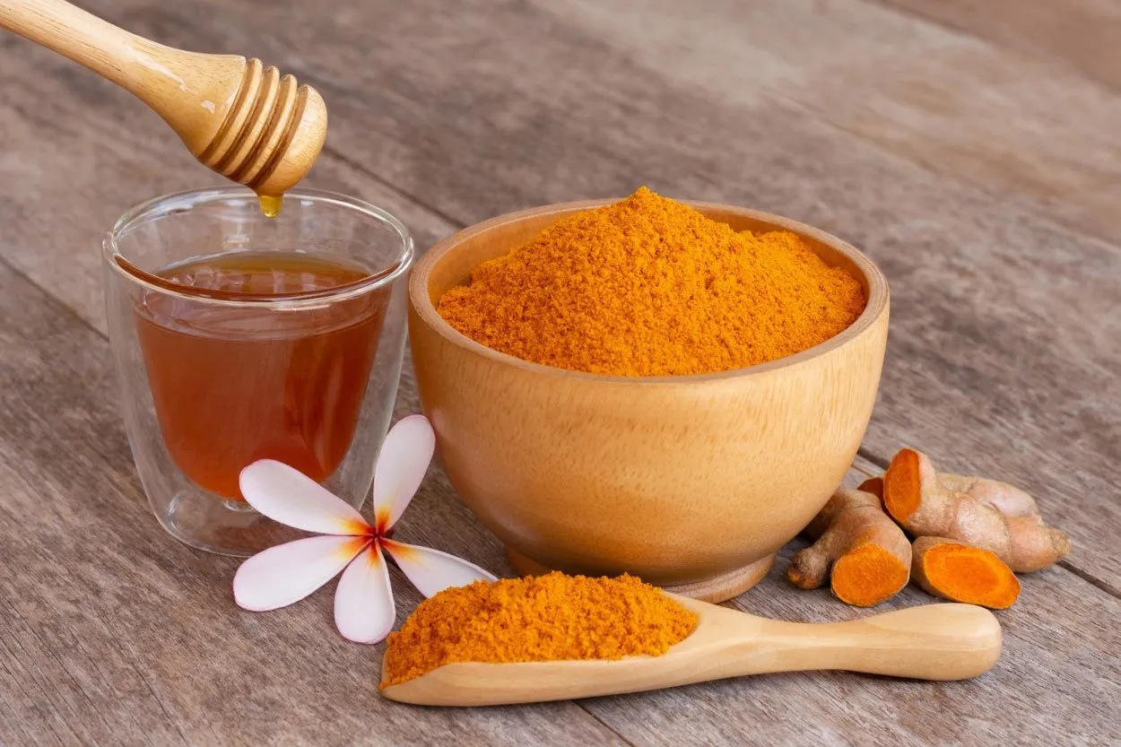 Trinken Sie Kurkuma 3 Mal: als Kurkuma-Tee, Kurkuma-Shot und Kurkuma-Latte