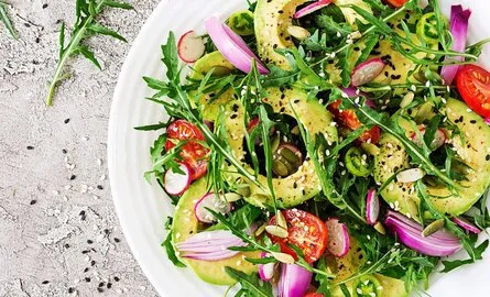 Welche Gewürze passen gut zu Salat? Finden Sie heraus, wie man einen Salat richtig würzt
