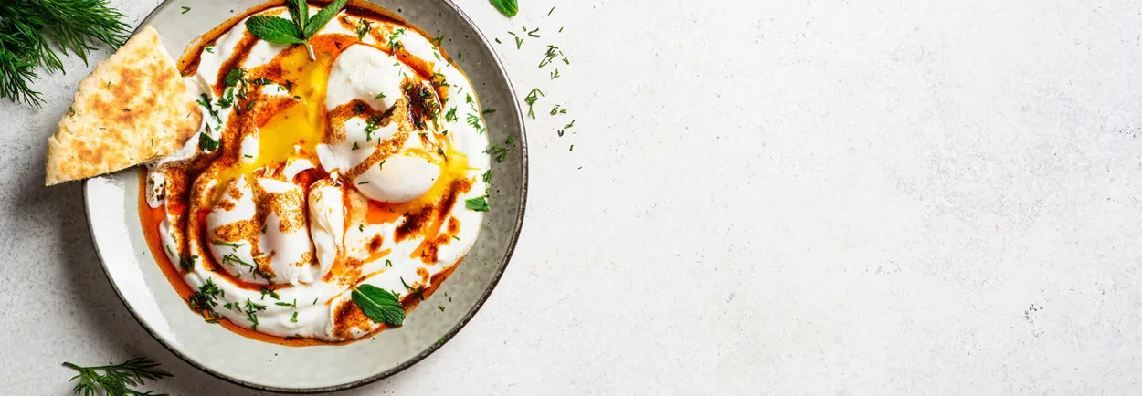 Cilbir – Turkse eieren (Çılbır) Recept Cilbir – Turkse eieren (Çılbır) Recept