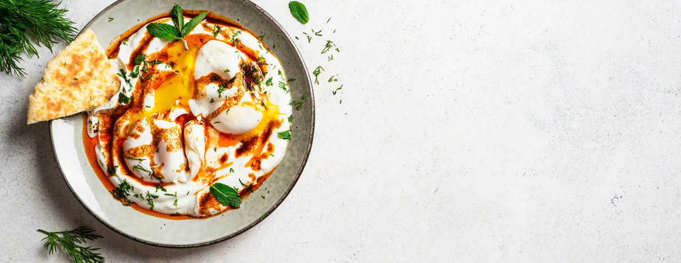 Cilbir – Turkse eieren (Çılbır) Recept