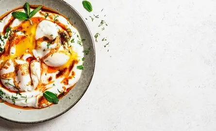 Cilbir - Türkische Eier (Çılbır) Rezept