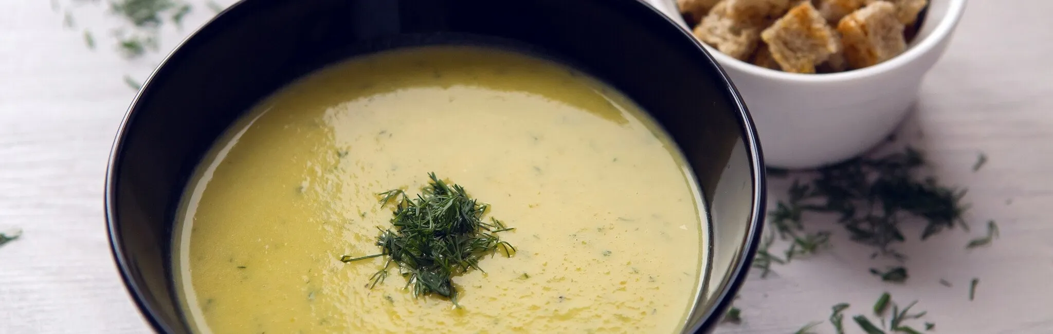 Welche Kräuter passen zu Zucchinisuppe?