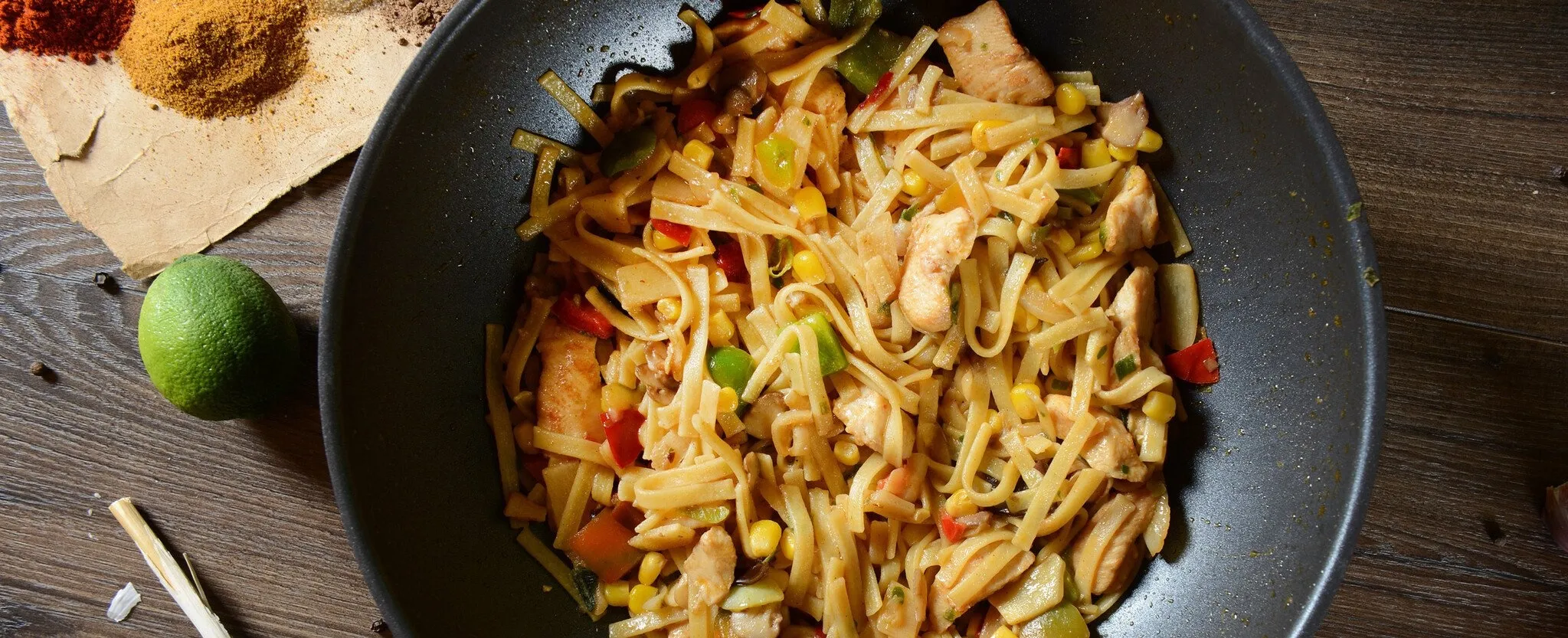 Welche Gewürze werden in Bami verwendet?