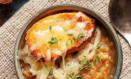 Welche Kräuter werden in Zwiebelsuppe verwendet?