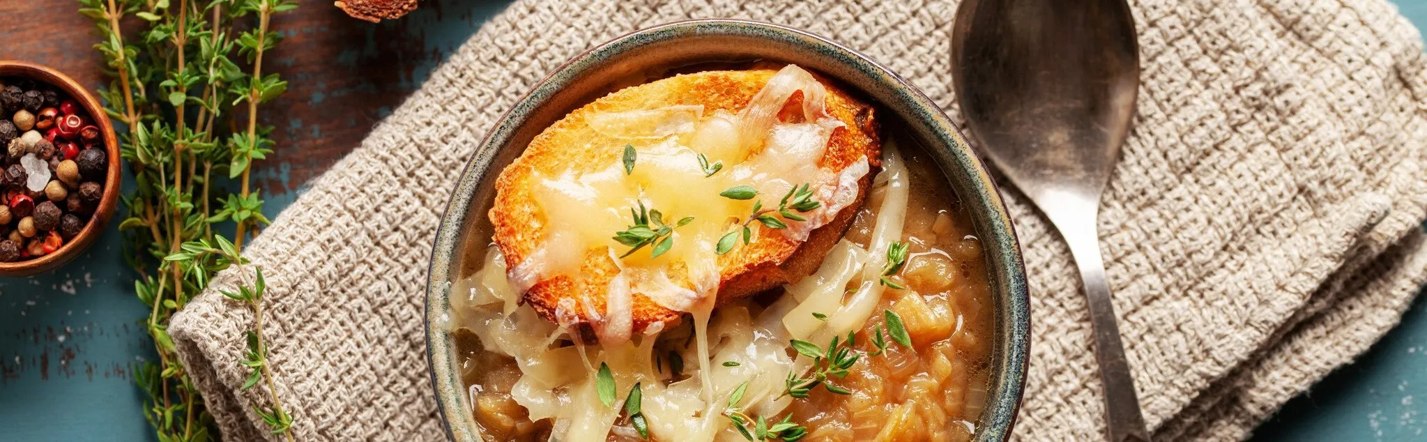 Welche Kräuter werden in Zwiebelsuppe verwendet?