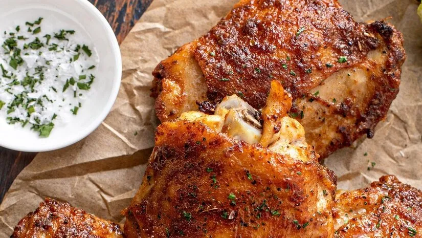 Zubereitet mit Zero Rub: BBQ-Hähnchenschenkel ohne Salz.