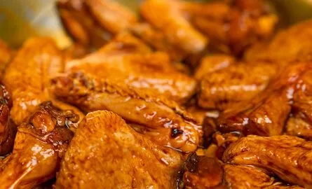 Hähnchenflügel marinieren