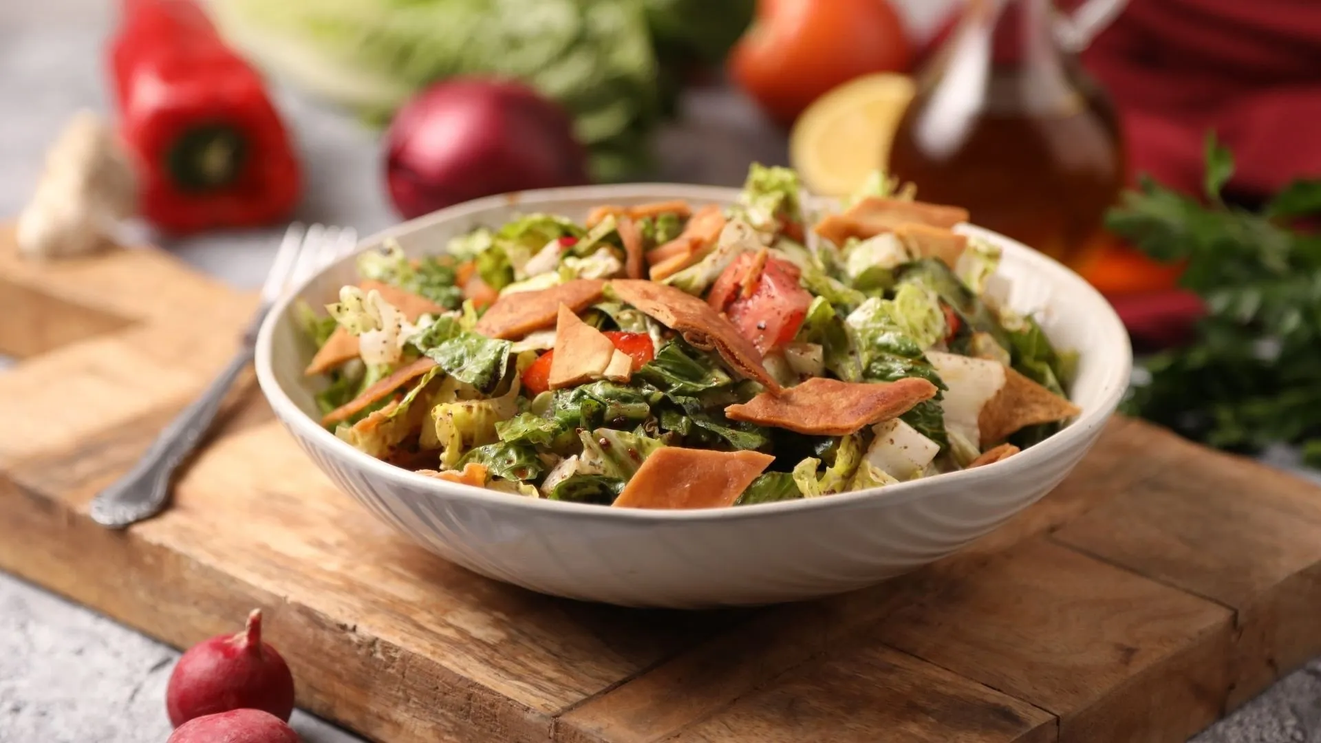 Fattoush-Rezept: Libanesischer Salat mit Sumach-Gewürzen