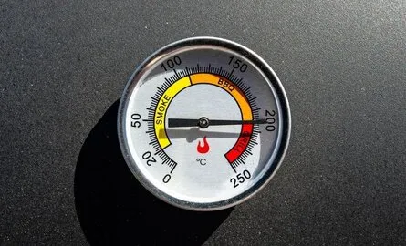 Hoe regel je de temperatuur van een houtskool bbq?