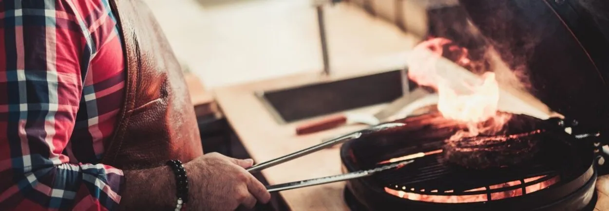 Hoe steek je een houtskool BBQ aan?