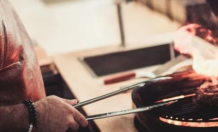 Hoe steek je een houtskool BBQ aan?